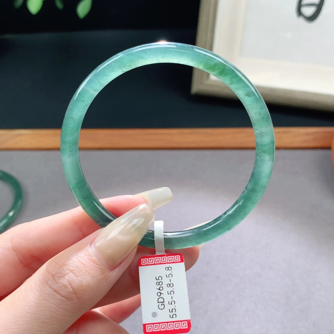 翡翠手镯未镶嵌天然翡翠翡翠