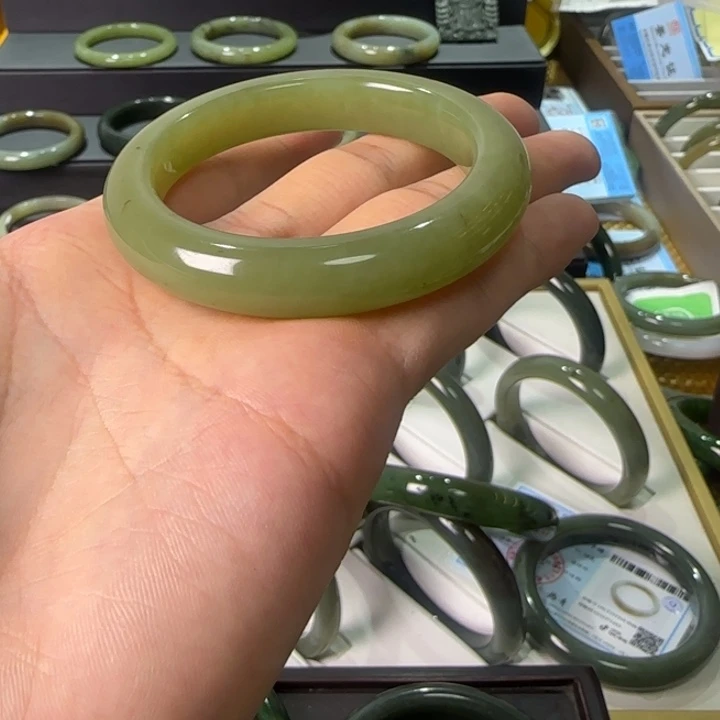 和田玉未镶嵌手镯