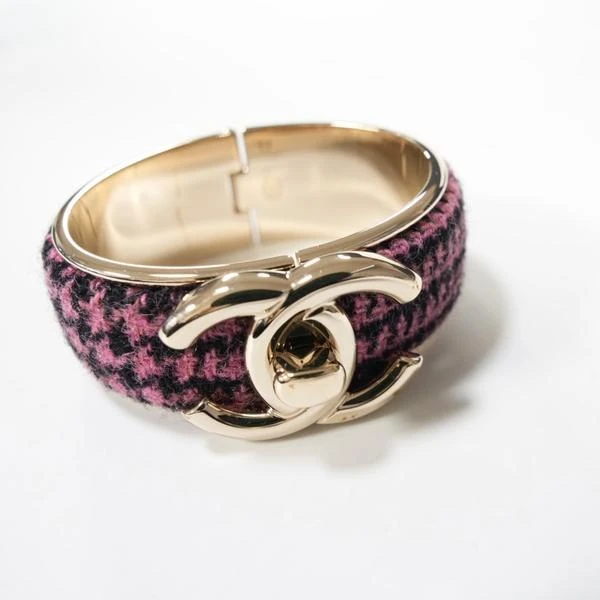 Chanel粉黑花呢手镯