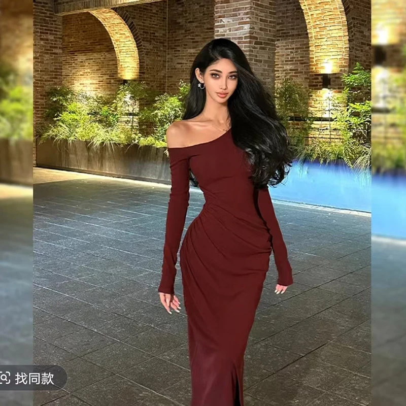 【沙漏特效】性感辣妹风斜领露肩褶皱百搭修身加绒长袖针织连衣裙