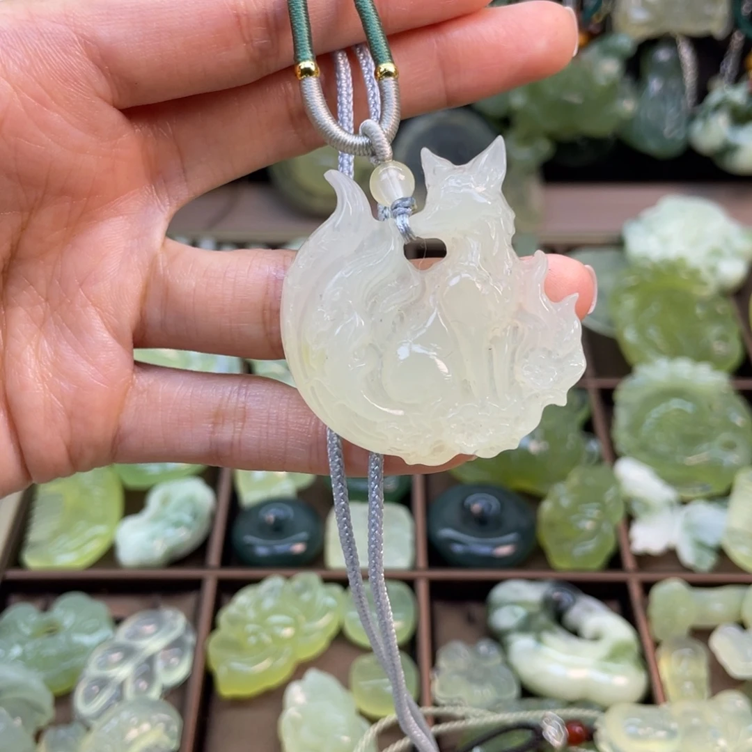 蛇纹石玉未镶嵌颈饰随机发