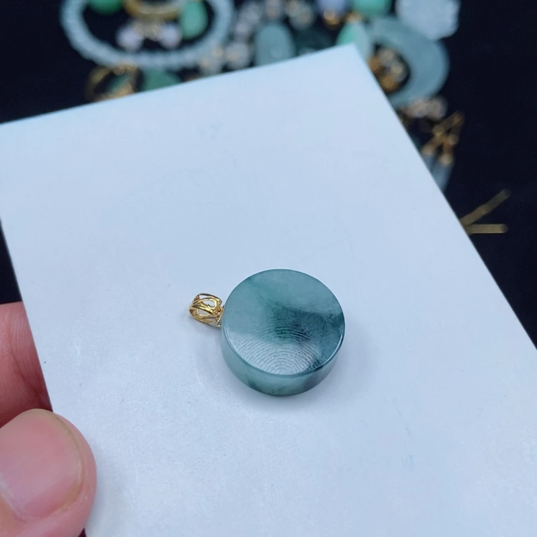 好***果翡翠未镶嵌颈饰无氏牌