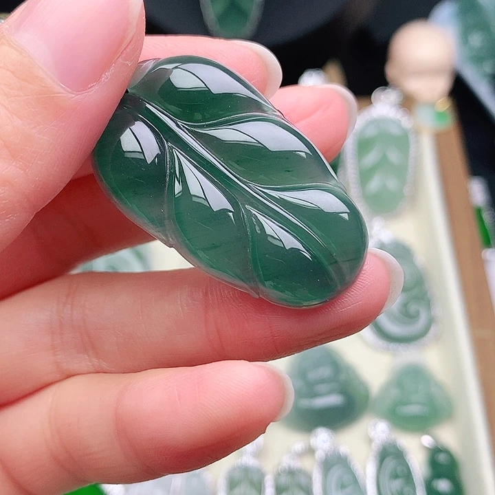 颈饰未镶嵌翡翠大****?吊坠