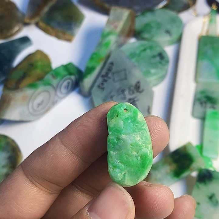 茶***蓝翡翠散珠天然翡翠A货挂件