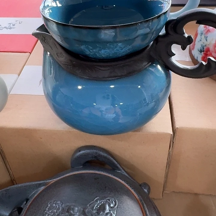 主人杯一个，瓷。。。品茗瓷