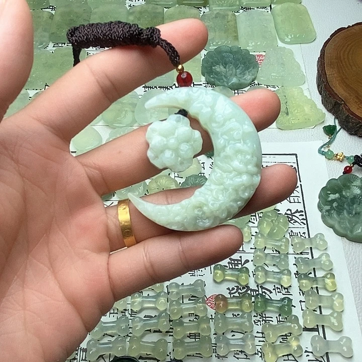 蛇纹石玉未镶嵌颈饰