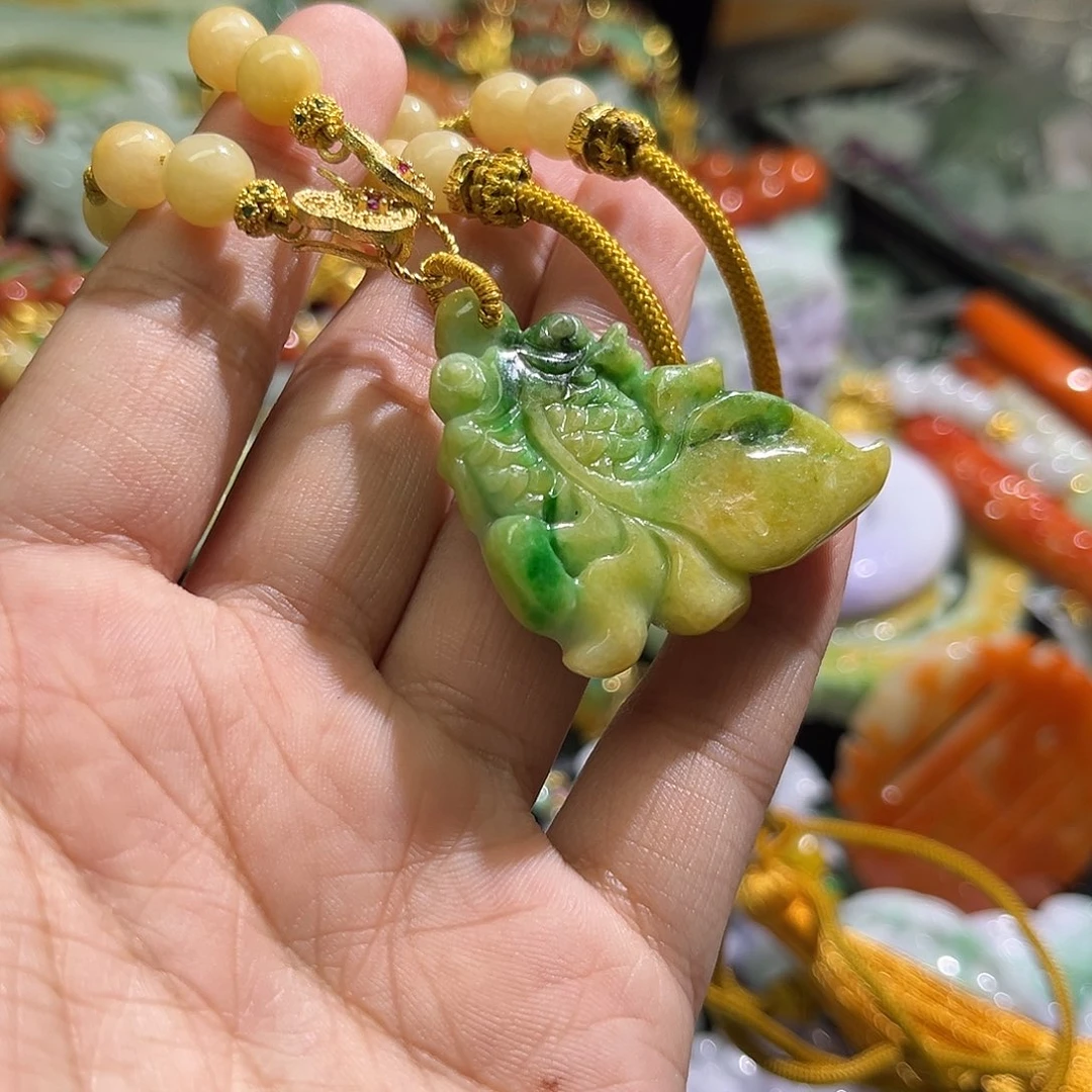 翡翠未镶嵌颈饰待编织