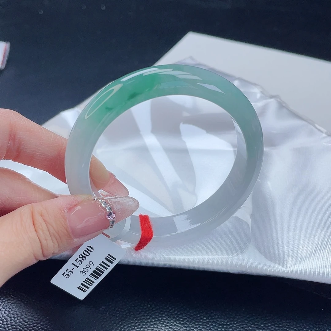 翡翠手镯未镶嵌翡翠