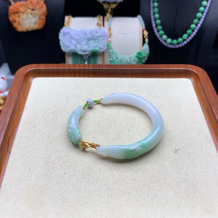 翡翠手镯未镶嵌翡翠手镯