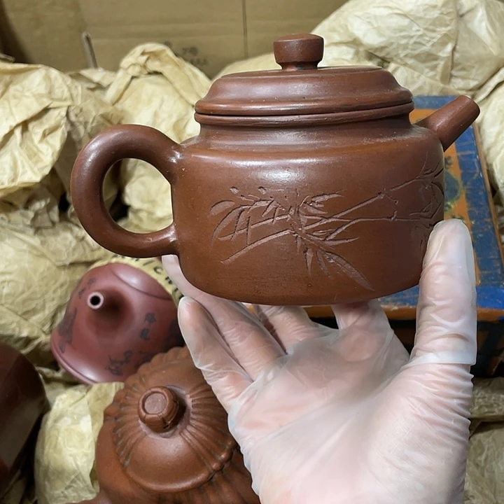 紫砂茶壶原矿泥料，手工制作一把紫砂壶。