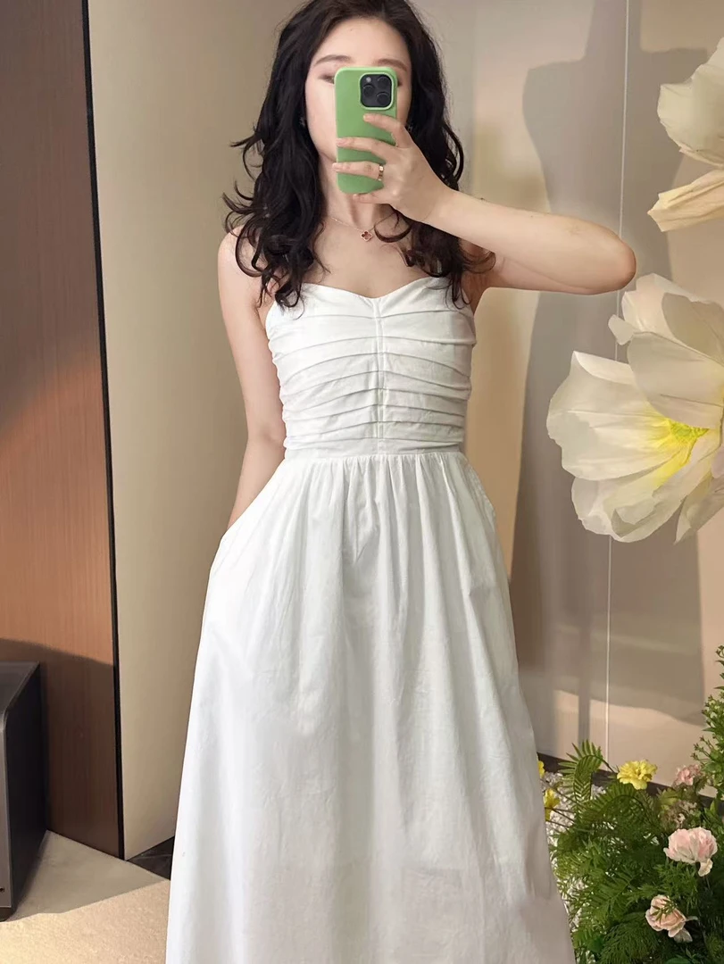 Vivela“温润大方”白色吊带连衣裙