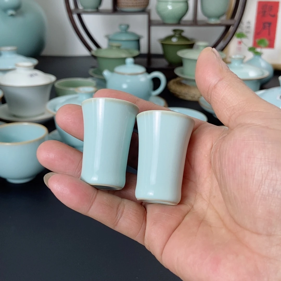 天青釉小酒杯两只装