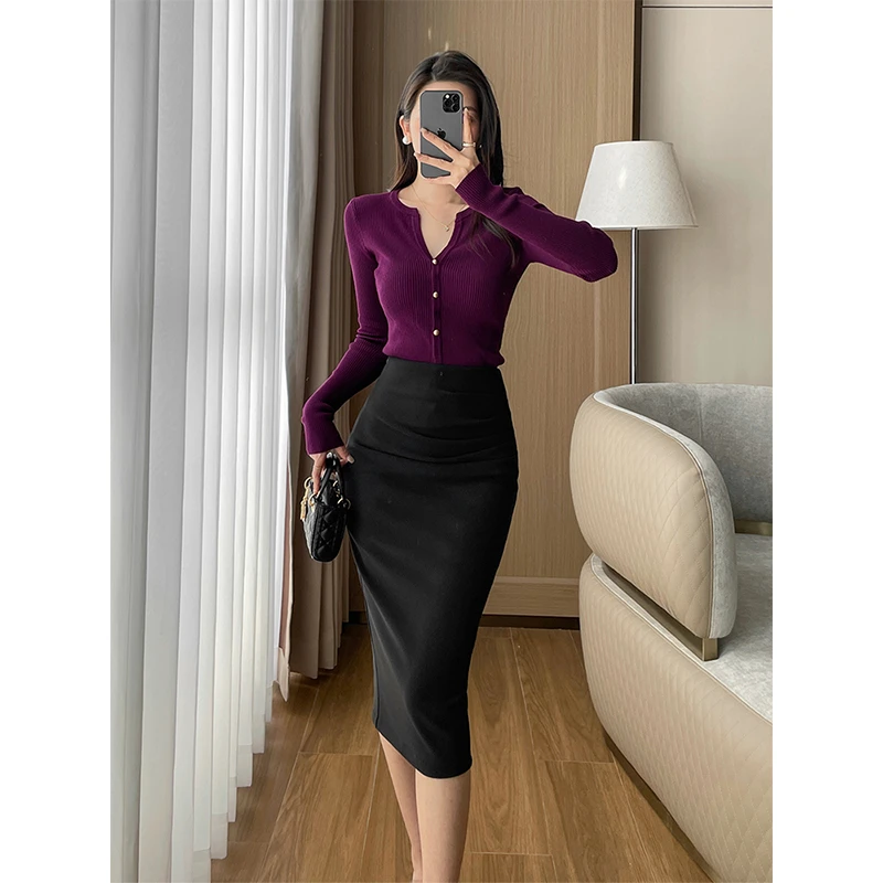 红色通勤简约针织上衣女春季新款气质V领长袖修身显瘦百搭打底衫