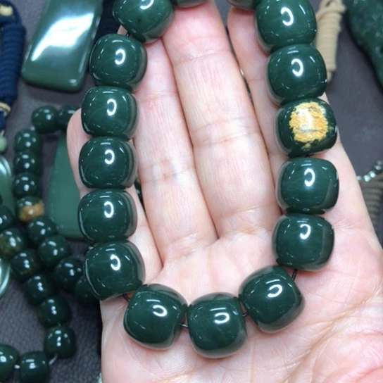 颈饰未镶嵌岫岩河磨玉（透闪石质玉）粮*