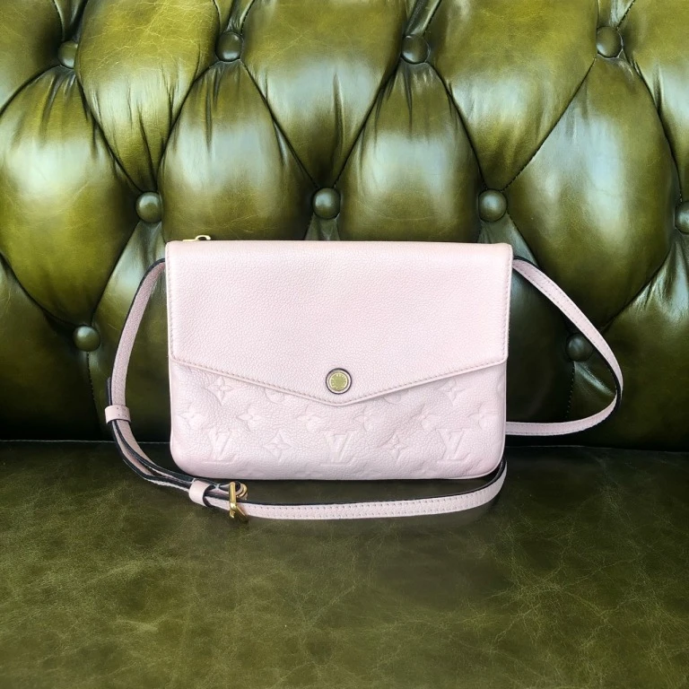 95新 LV 安洁利严选 LV压纹粉色信封单肩包 WHZ501038H