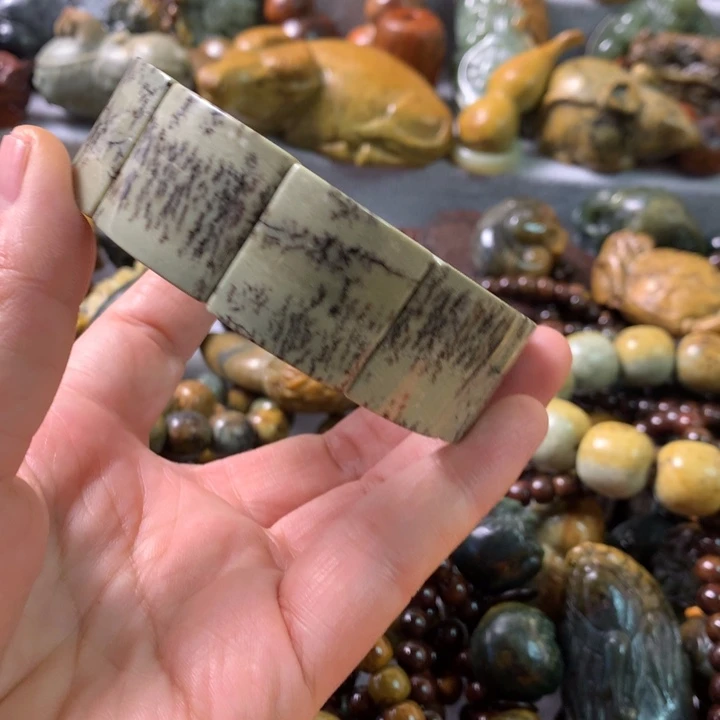 未镶嵌岫岩河磨玉（透闪石质玉）把件