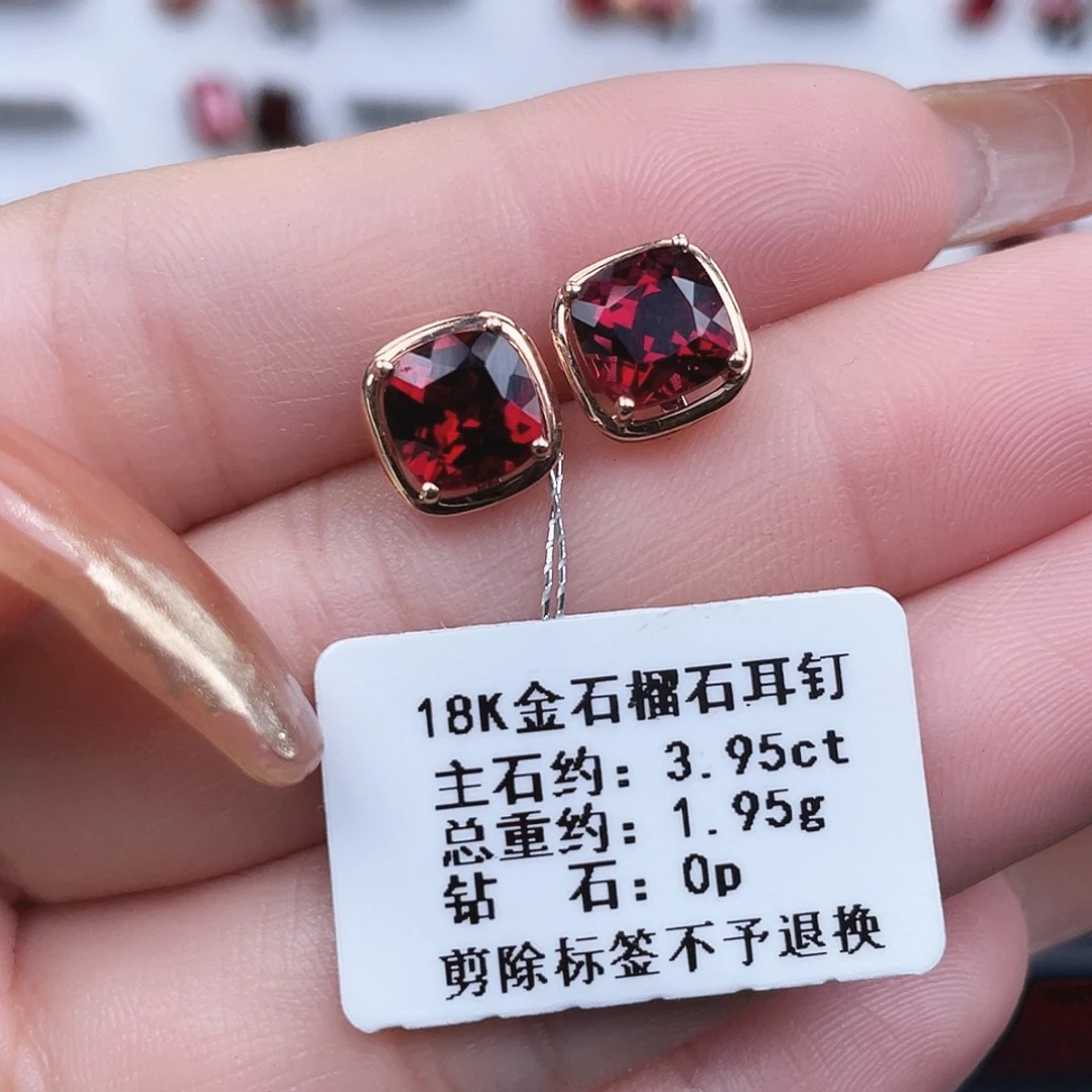 18K金镶嵌石榴石耳饰