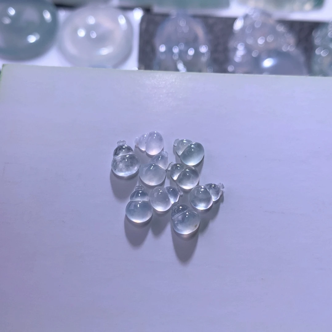 翡翠未镶嵌颈饰一手