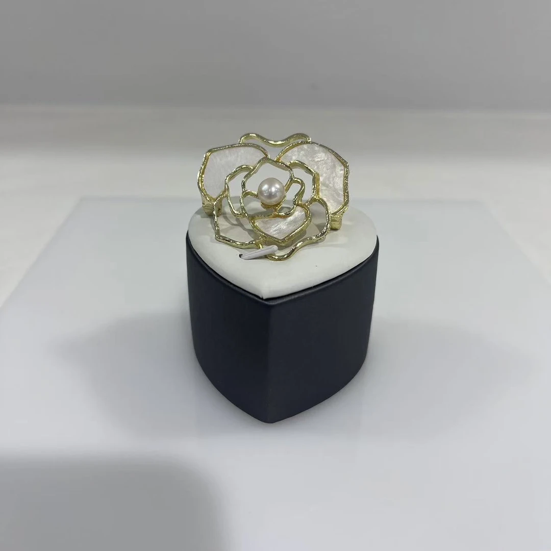 时尚百搭山茶花胸针