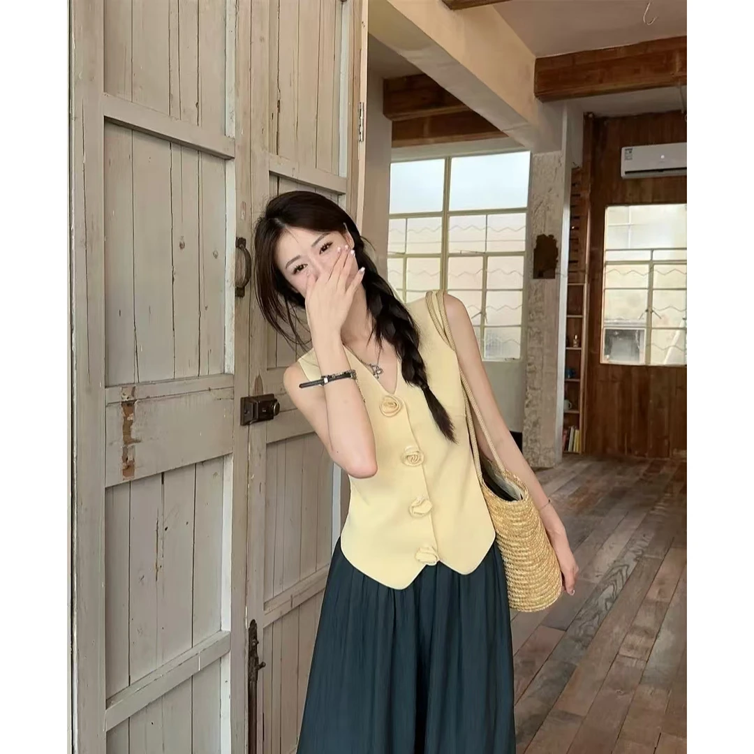 韩版温柔风V领立体花朵针织背心女夏季2025新款收腰外穿上衣A103