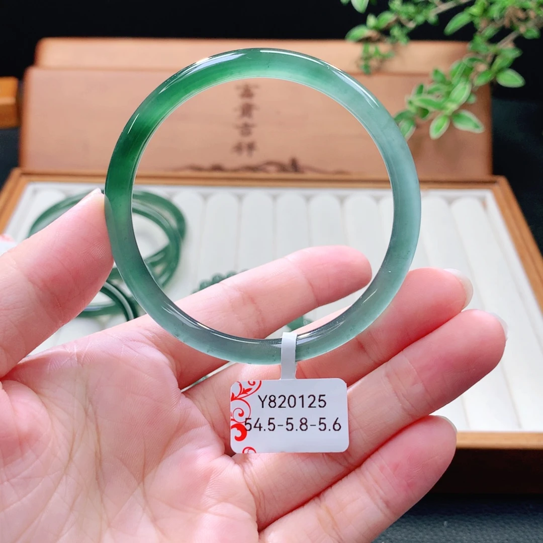 翡翠未镶嵌手镯（圆镯）