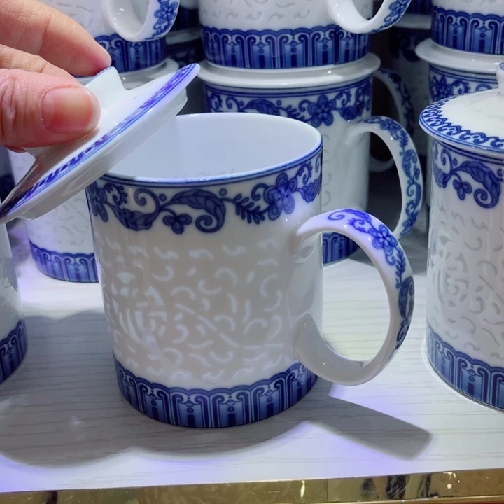 青花玲珑满雕青花办公杯