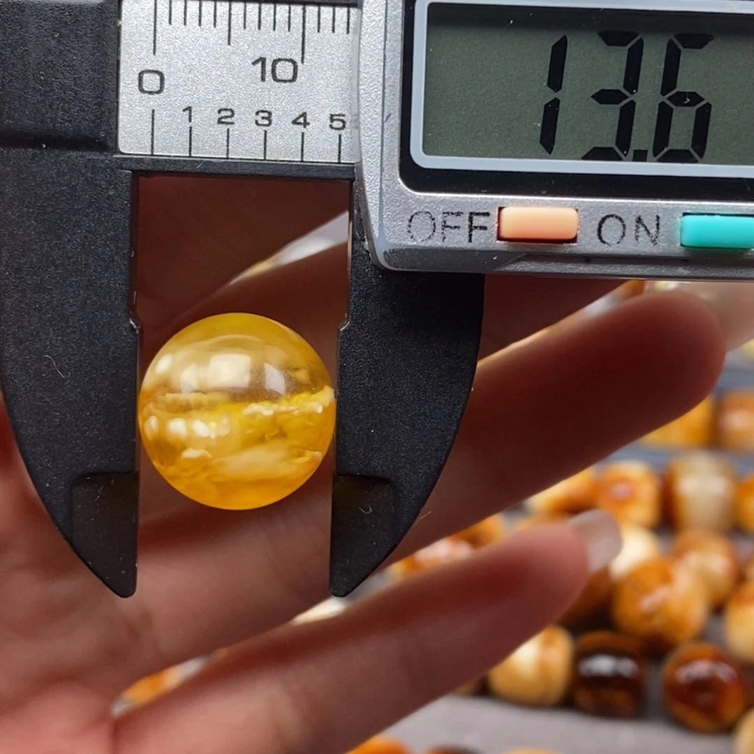 裸石金珀未镶嵌圆珠