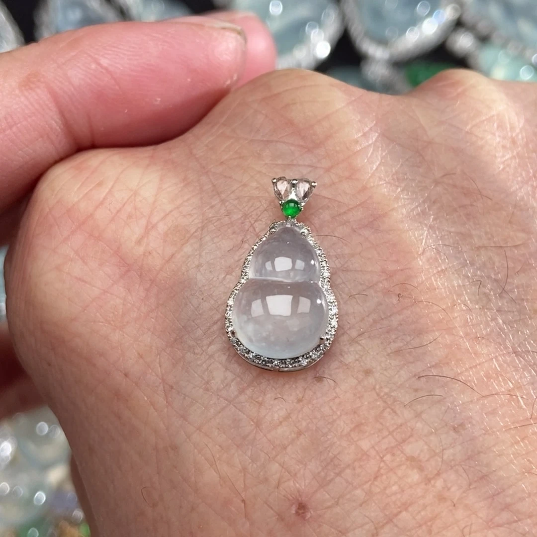 颈饰18K金镶嵌翡翠葫芦