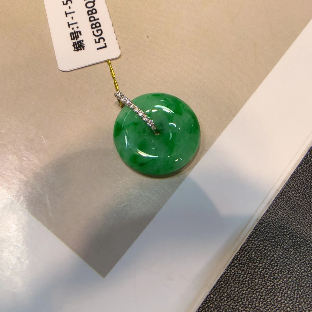 翡翠18K金镶嵌颈饰扣子