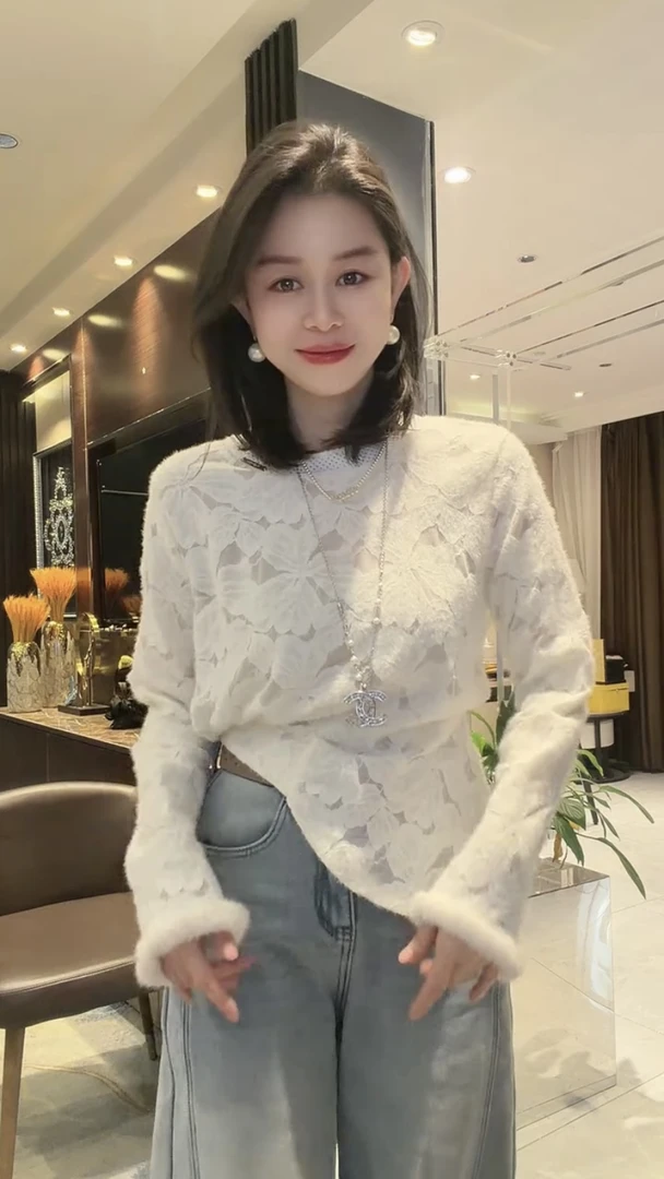 法式镂空圆领拼接花朵蕾丝衫女冬设计感修身显瘦不规则上衣