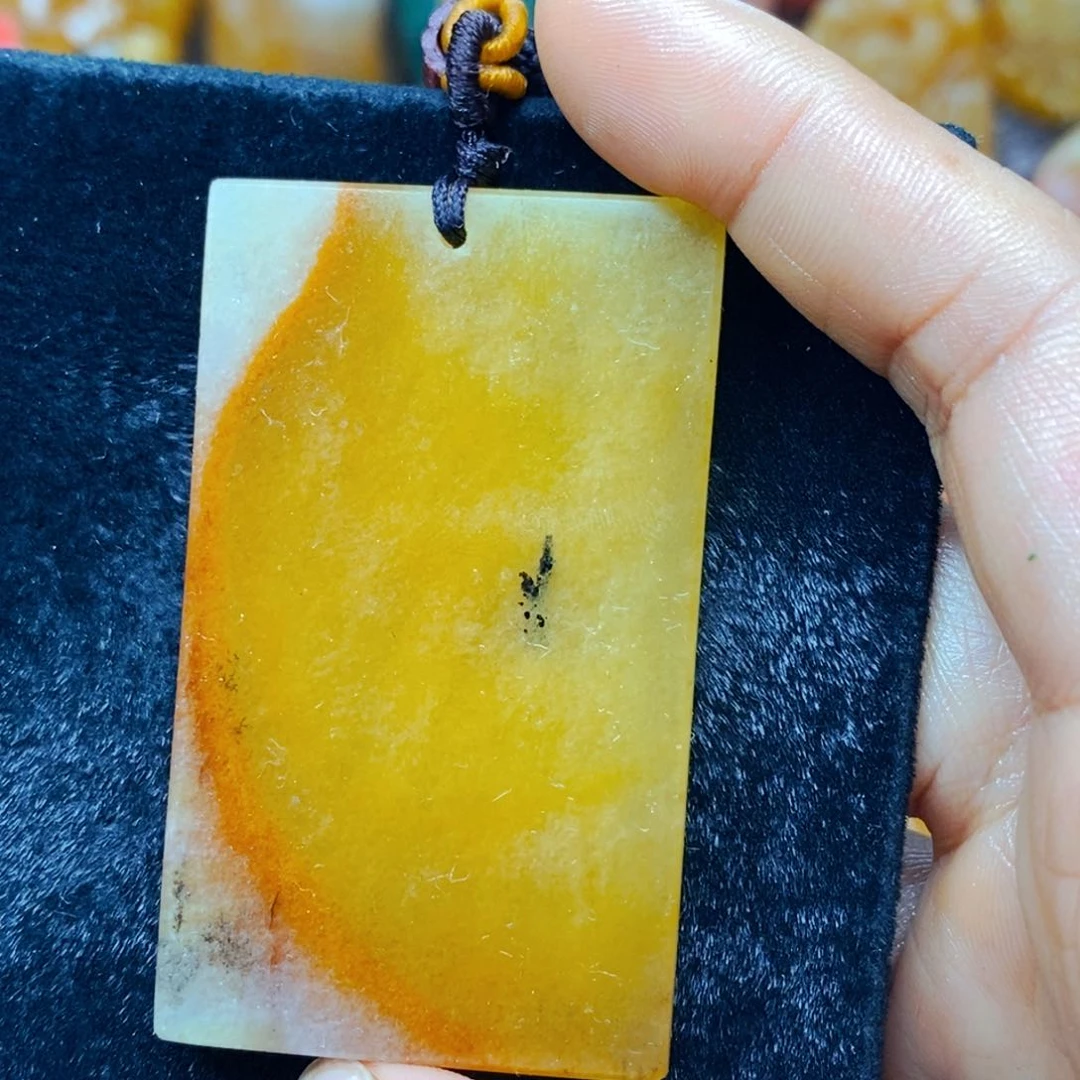 未镶嵌石英质玉（黄龙玉）颈饰