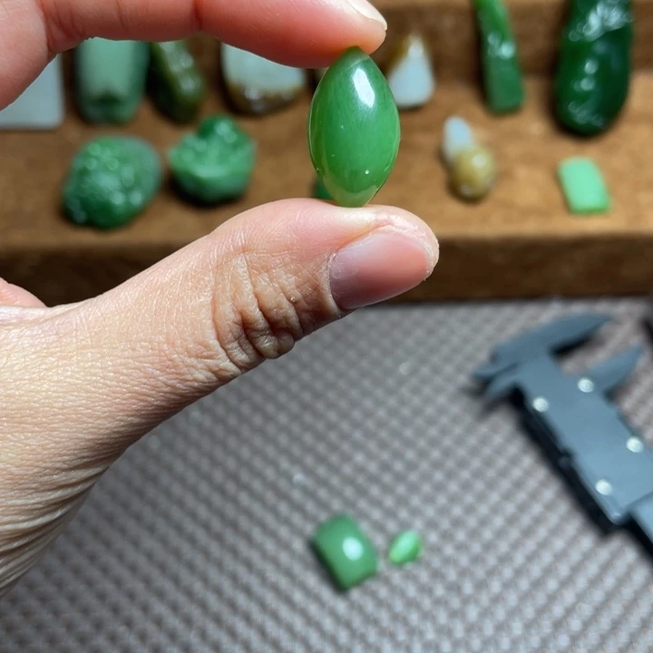 &***朵和田玉未镶嵌颈饰