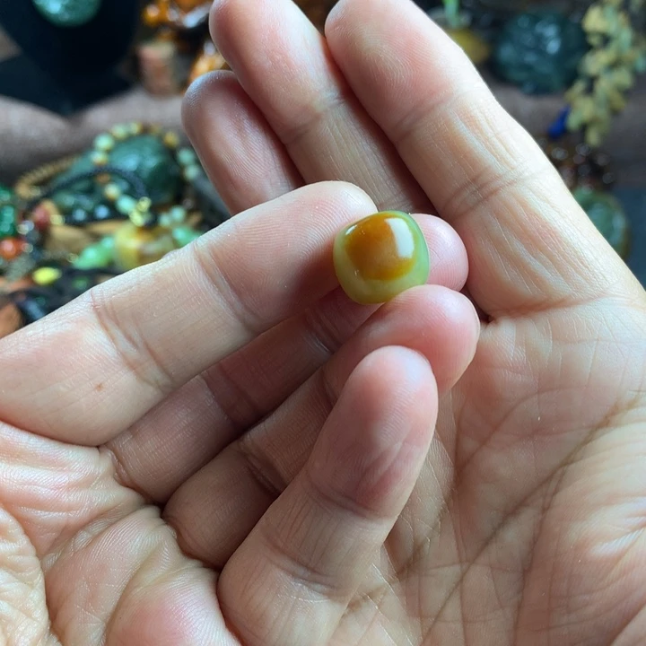 透闪石质玉未镶嵌吊坠(赠链)大**?