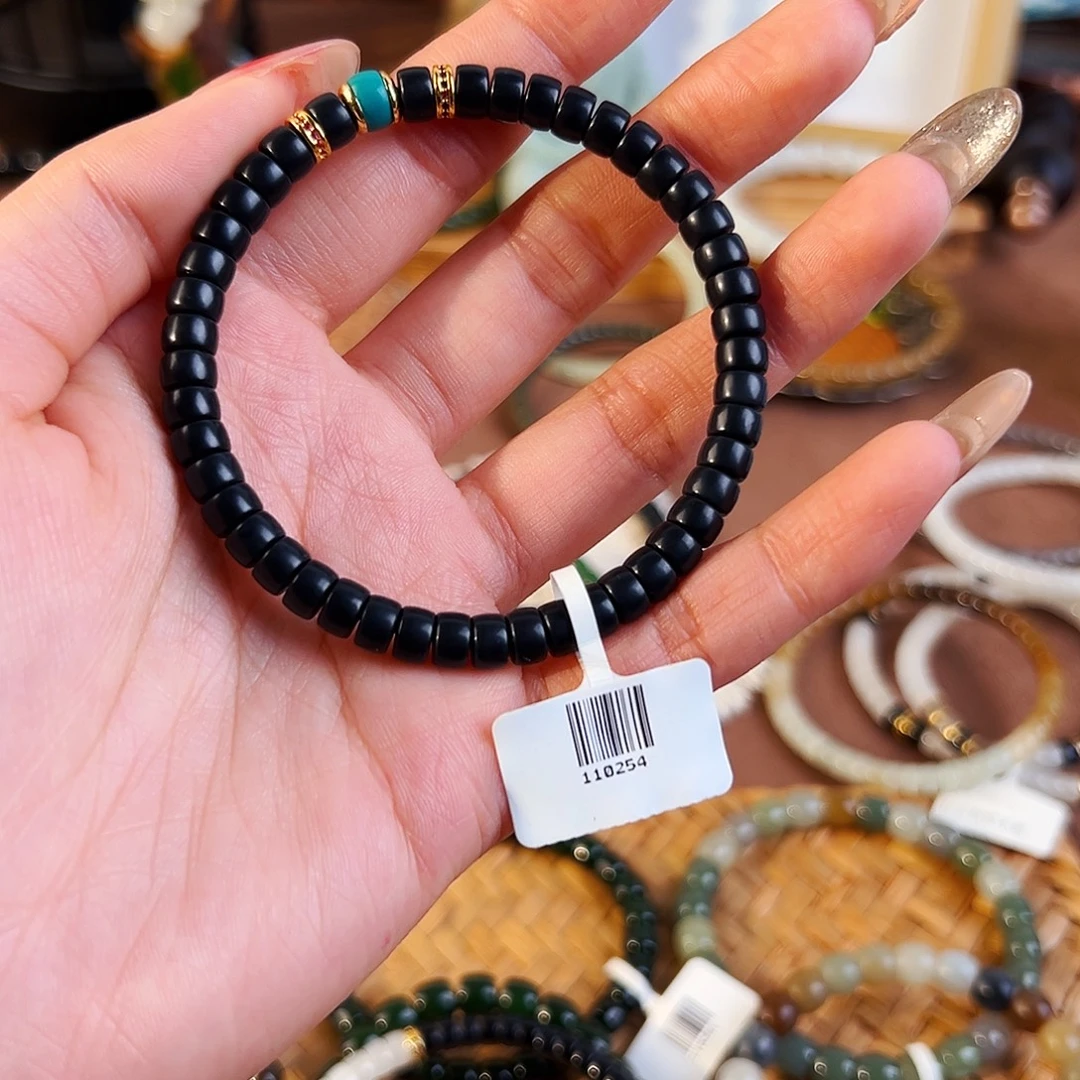 客***以和田玉未镶嵌手串