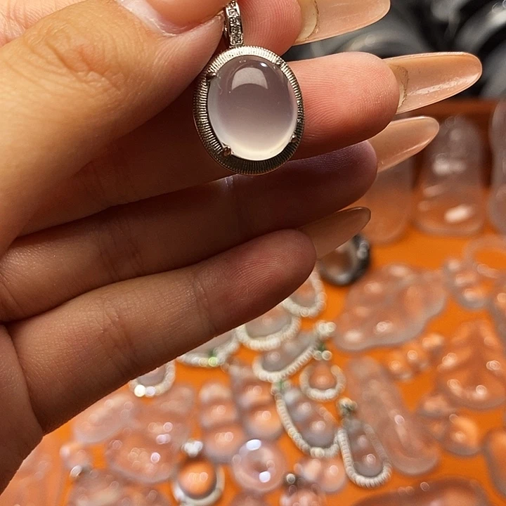 石英质玉合金颈饰