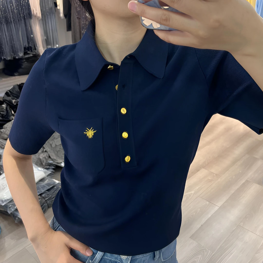 2025春夏新款蜜蜂刺绣短袖时尚休闲百搭套头单排扣POLO领针织上衣