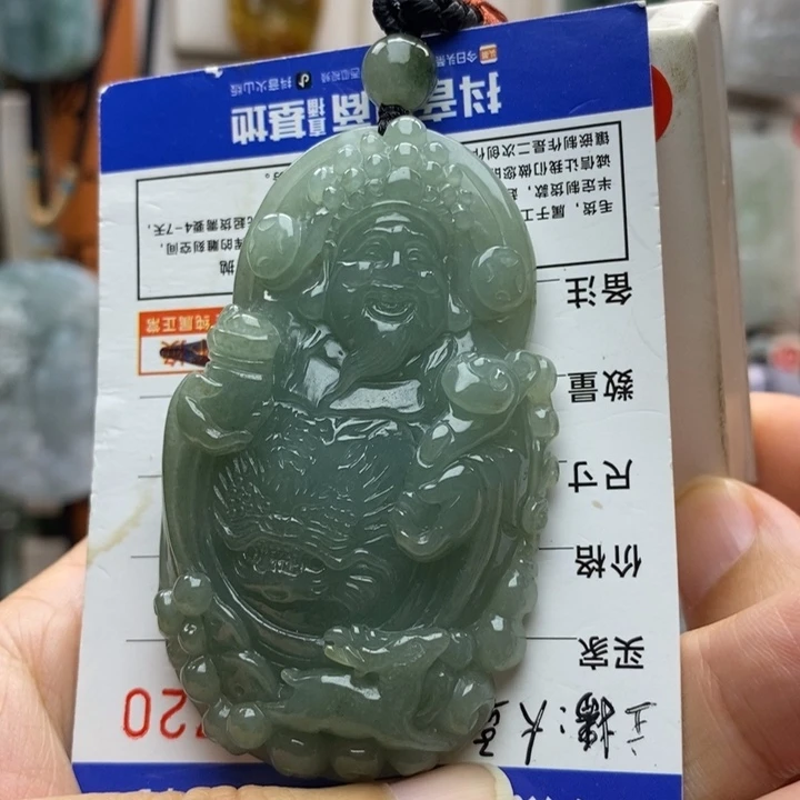 翡翠未镶嵌颈饰每天