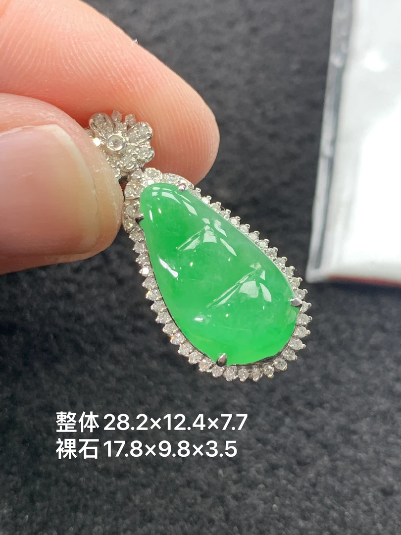 18k金镶嵌天然缅甸翡翠阳绿福豆吊坠28.2-12.4-7.7/17.8-9.8-3.5