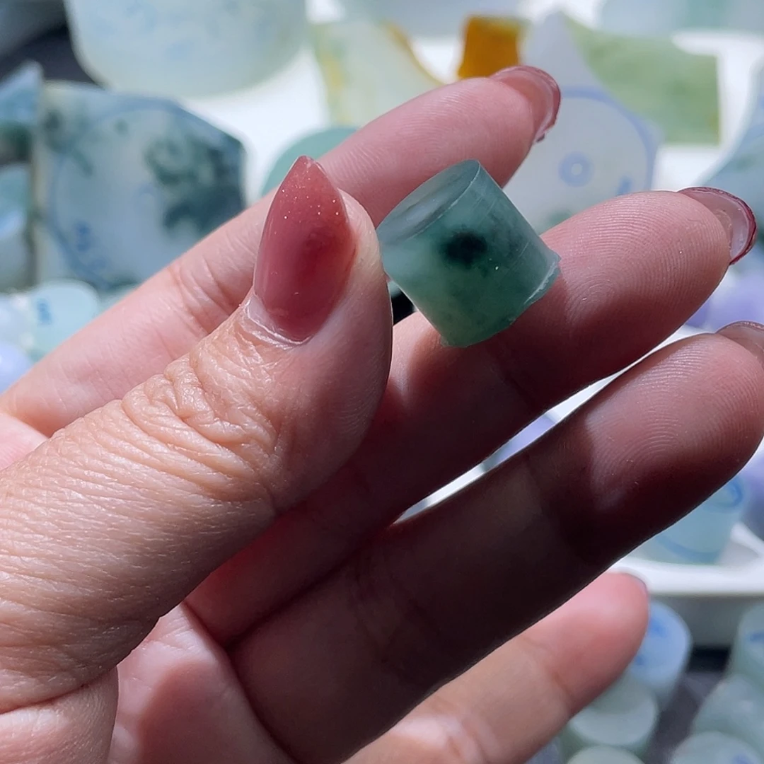 咦***？定制翡翠未镶嵌珠子