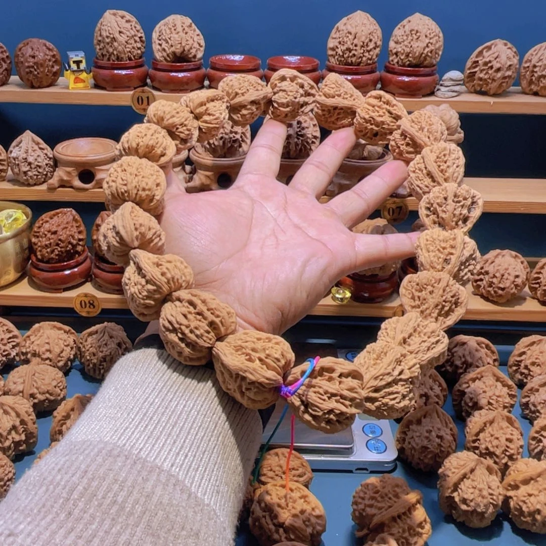 热***河文玩核桃吊坠南疆石手持