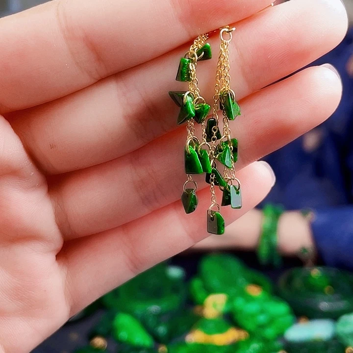 翡翠未镶嵌颈饰多样性