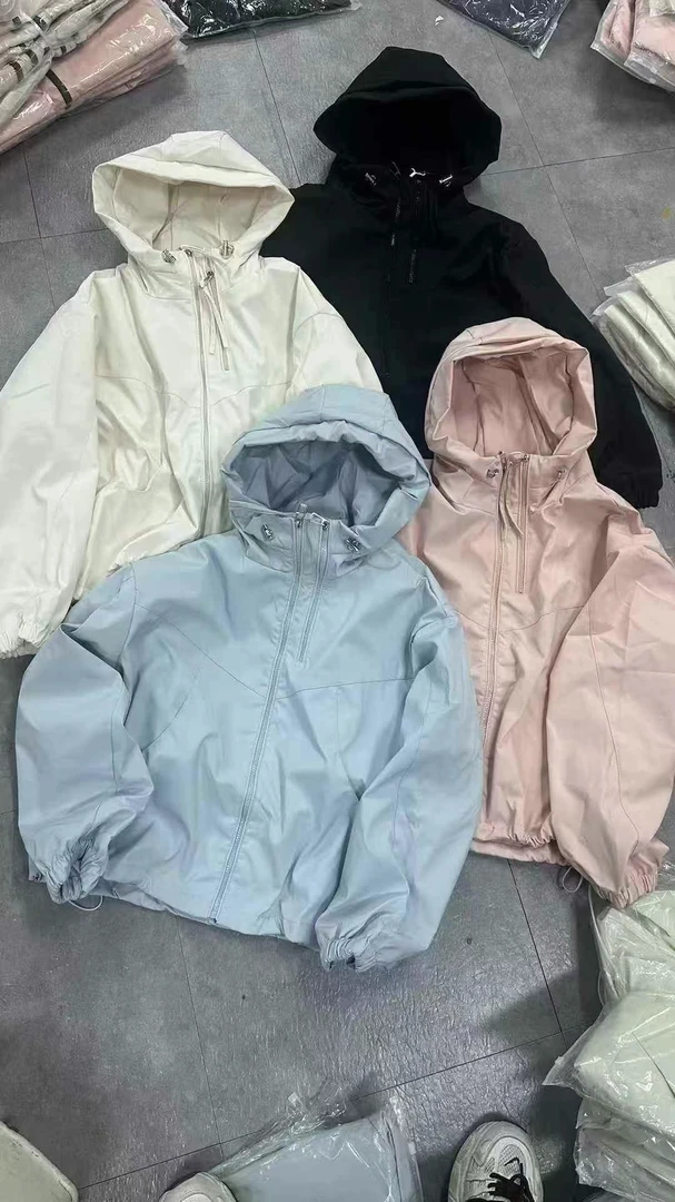 红衣俏家简约百搭春款带帽冲锋衣