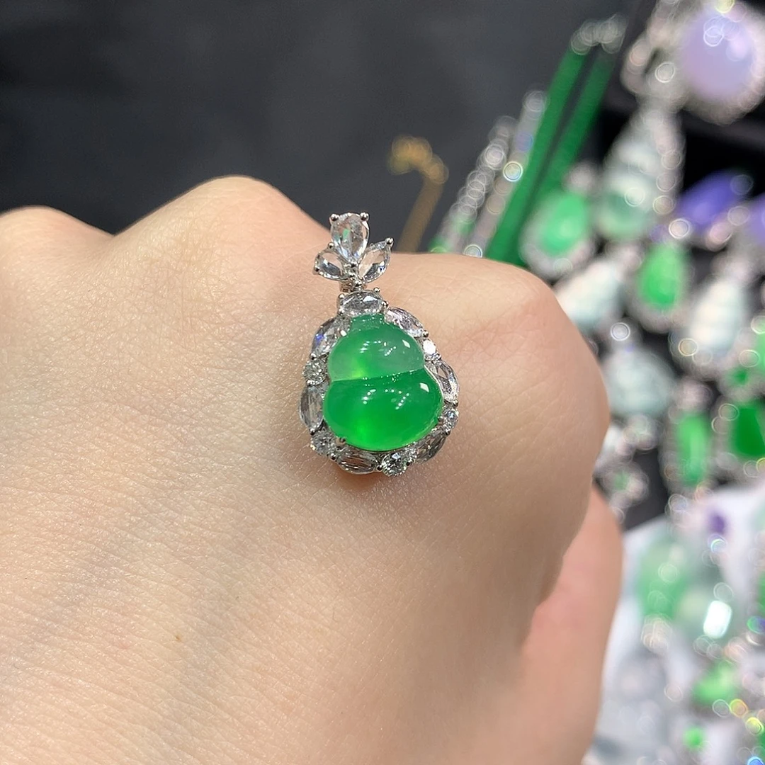 翡翠18K金镶嵌颈饰木那玻璃冰甜阳绿葫芦 48小时鉴赏期