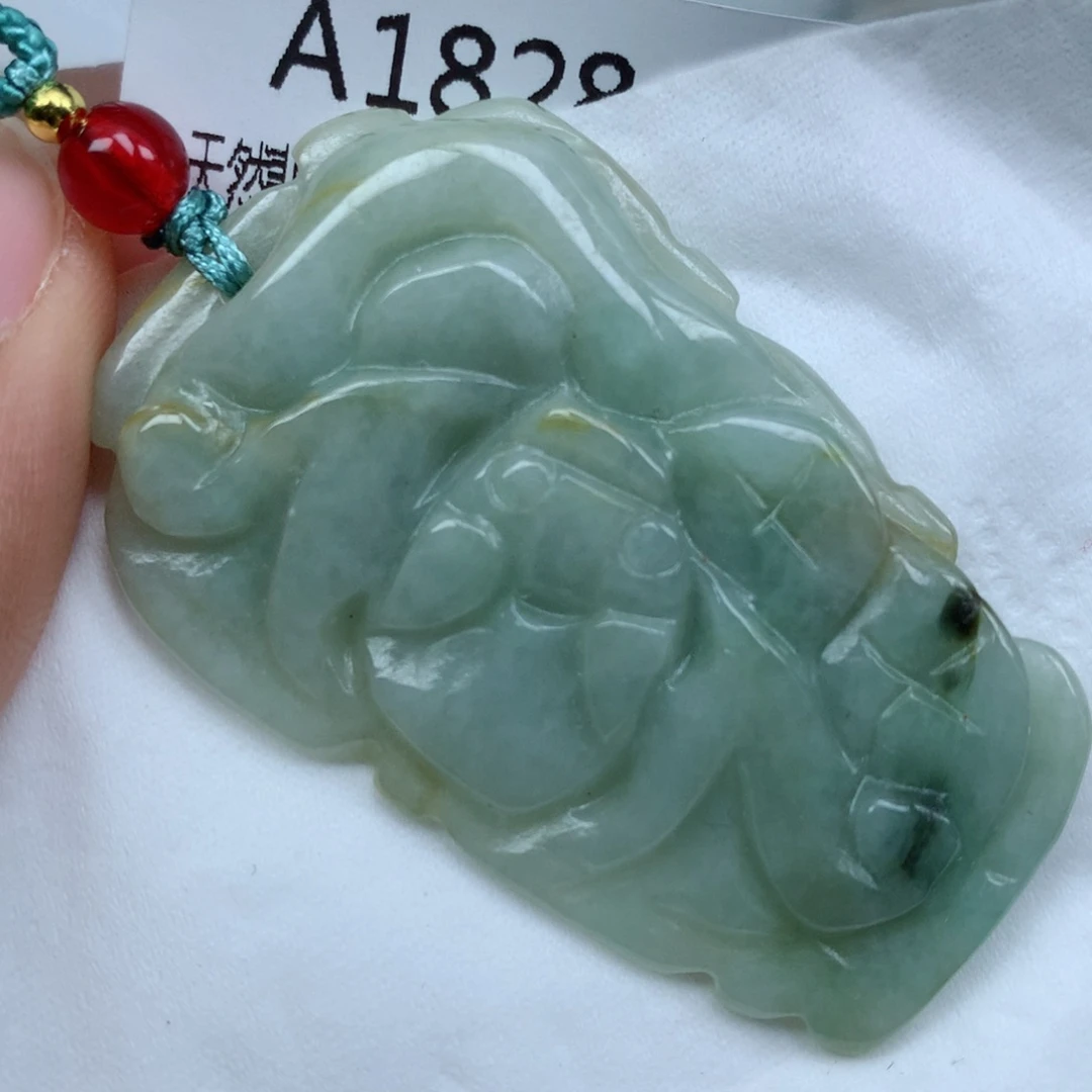 翡翠颈饰未镶嵌吊坠。