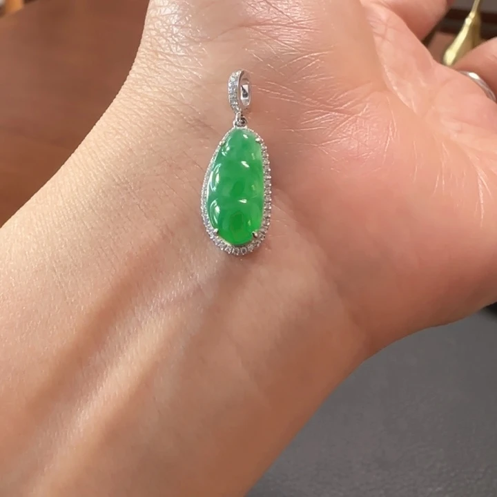 翡翠18K金镶嵌颈饰福豆