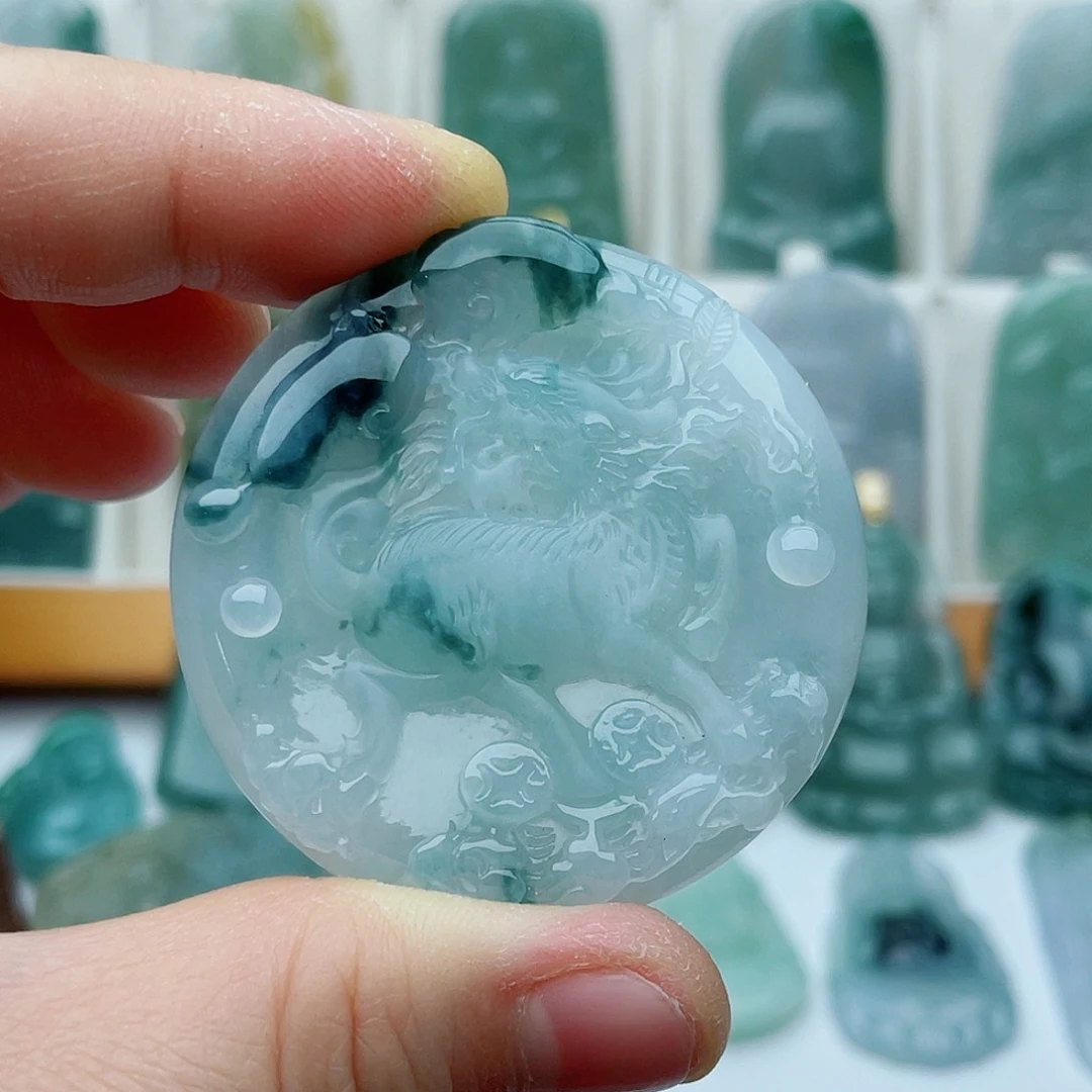 翡翠未镶嵌颈饰麒麟牌