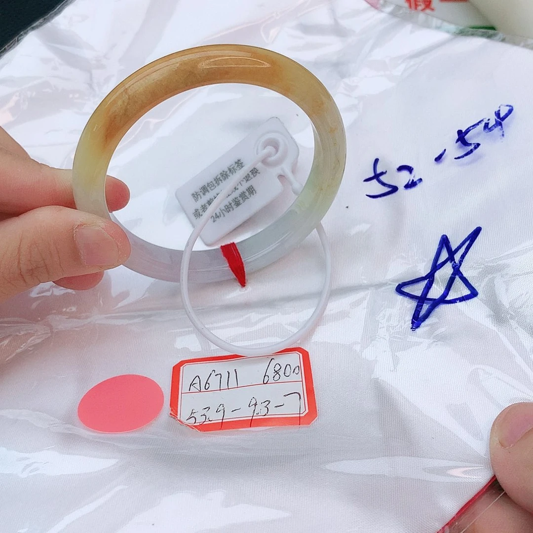 翡翠手镯未镶嵌翡翠