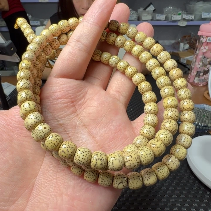 星月菩提手串鸡油黄9×8左右108颗