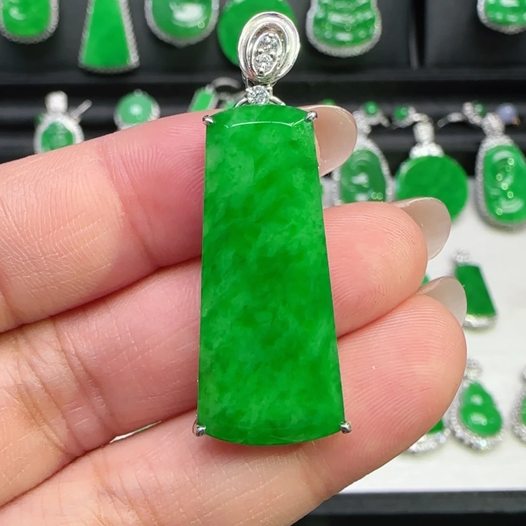 翡翠18K金镶嵌颈饰吊坠