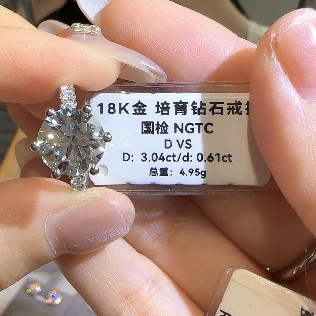 18K金镶嵌实验室培育钻石心*贝3克拉白月光 12